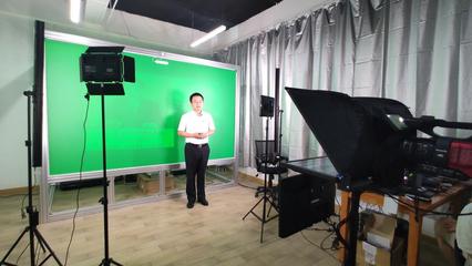 我校創(chuàng)客中心自助式微課錄播室建成并投入使用，融合攝影擴印服務，賦能創(chuàng)新教育